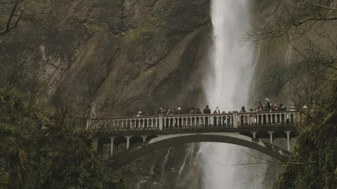 Panning shot of Benson Bridge at Multnomah Falls Video stock 109247559