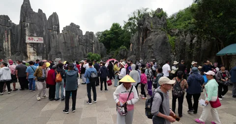 Panning shot of busy central square atShilin Stone Forest, full of tourists Vidéo 329596106