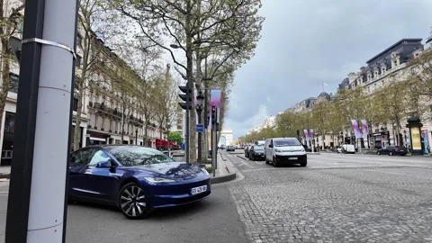 Panning Shot of Champs-Élysées Traffic and Arc de Triomphe Reveal Vídeos de archivo 332602180