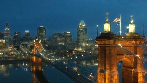 Panning shot of Cincinnati skyline with lights Stock-Footage 100416575