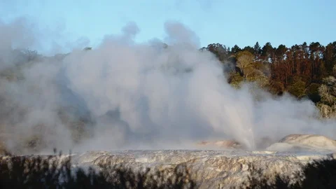 Panning shot clouds of steam from powerful geyser, Rotorua Vídeos de archivo 89594528
