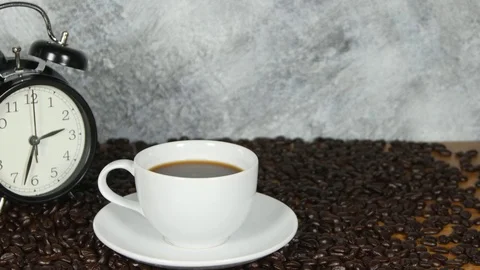 Panning shot of coffee cup on coffee beans background Stock-Footage 72977142
