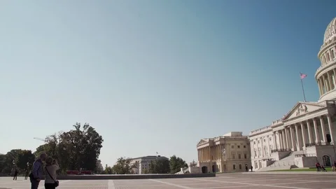 Panning shot of DC Capitol Building, blue skies, tourists taking photos, 4K Vídeos de archivo 71357779