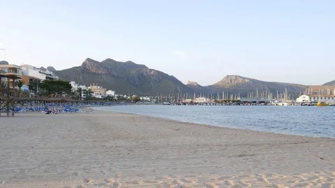Panning shot of empty Spanish beach in the evening in Puerto Pollensa Mallorca 库存影片 81090361