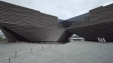 Panning shot front of V&amp;A Museum Dundee and RRS Discovery Video stock 94515863