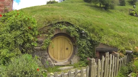 Panning shot of hobbit hole Vídeos de archivo 48213188