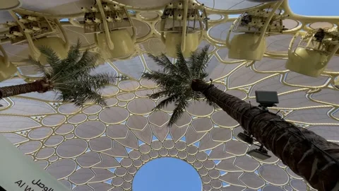 Panning shot looking up inside the Al Wasl dome at Expo 2020 Vidéo 167720932
