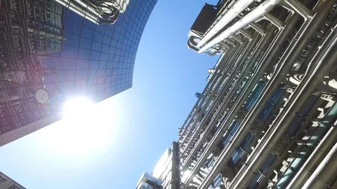 Panning shot Looking up at the Willis building and the Lloyds Building in London Vídeo Stock 91685542