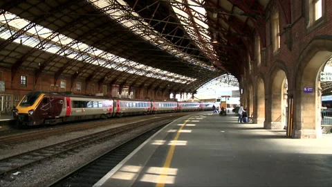 Panning shot of a Modern Train Leaving Bristol Temple Meads Railway Station Vidéo 255289599
