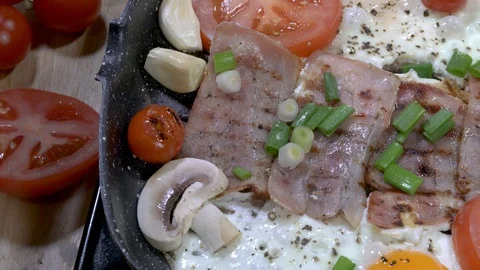 Panning shot over grill pan with bacon eggs and vegetables Stock-Footage 88260180