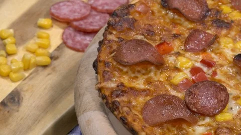 Panning shot over rotating pizza salami Vídeos de archivo 88253401