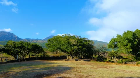 Panning shot of a rainbow above mountains and dry steppe. A view of Maui Vídeos de archivo 275117953