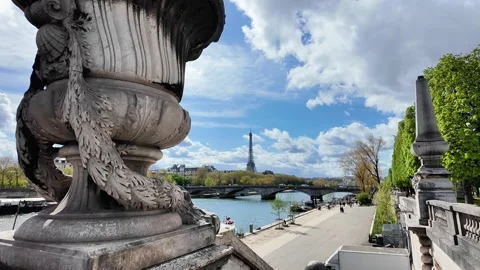Panning Shot Reveal of Eiffel Tower from Pont Alexandre III Vidéo 332602151