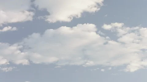 Panning shot of sky and tree located in Navajo nation, indian territory Vidéo 123724613
