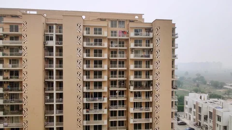 Panning shot from a sky scraper multistory apartment building to gurgaon Vidéo 126660091