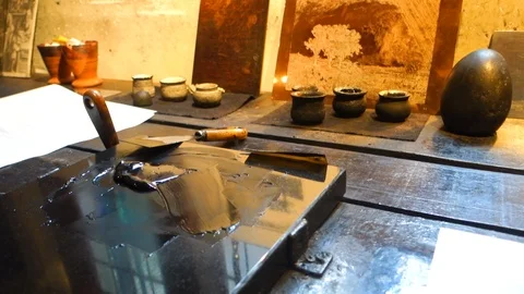 Panning shot through a desk full of etching tools, a printmaking Vidéo 126907155