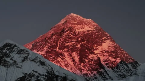 Panning shot of Time-lapse of Mount Everest at sunset. Vidéo 50526652
