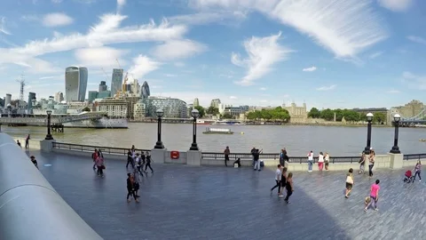 Panning shot of Tower Bridge and London's financial district Vídeo Stock 79504274