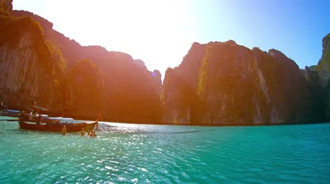 Panning shot of the towering seacliffs surrounding a beautiful, natural harbor 스톡 동영상 54904521