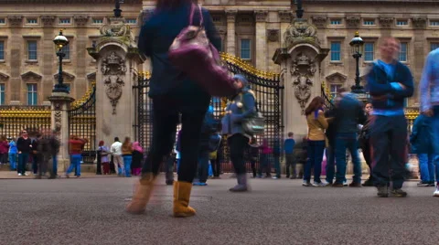 Panning shot of Tracking time-lapse of tourists at Buckingham Palace in London. Stock Footage 54225676