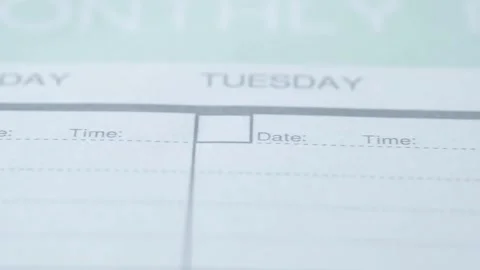 Panning shot of weekly planner with monday through thursday columns on whit.. Stockbeeldmateriaal 332745568