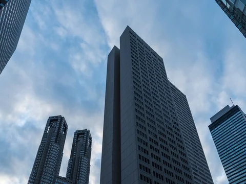 Panning time-lapse footage of the cloudy sky over Shinjuku business area 動画素材 76387622