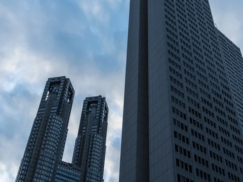 Panning time-lapse footage of the cloudy sky over Shinjuku business area Stock-Footage 76387624