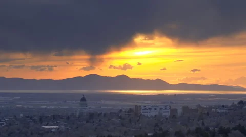 Panning time-lapse shot of sunset of over Utah mountains with lens flare Stock Footage 52327898