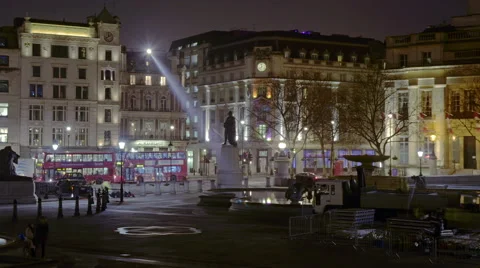 Panning, time-lapse of Trafalgar Square / Charring Cross at night 動画素材 40729665