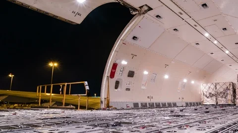 Panning time lapse unloading cargo inside cargo plane Видео 90097750