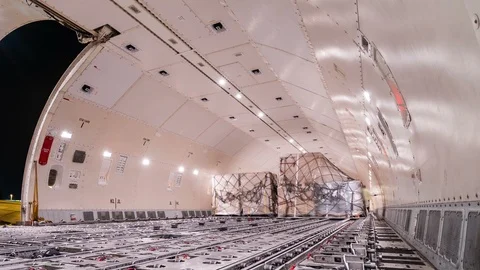 Panning time lapse unloading cargo inside cargo plane Видео 95649104