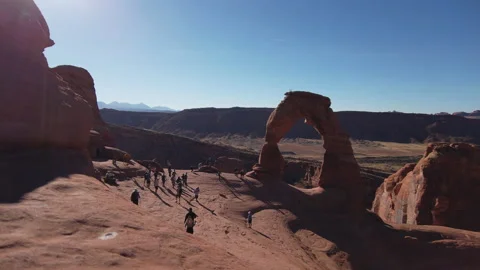 Panning timelapse of crowd of visitors at Arches National Park delicate arch Stock Footage 147575269