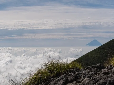 Panning timelapse of Mount Fuji and sea of clouds from Yatsugatake mountain Stock Footage 80618713