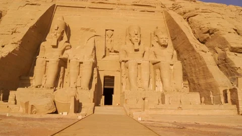 Panning towards the temple of Abu Simbel Vídeo Stock 142156997