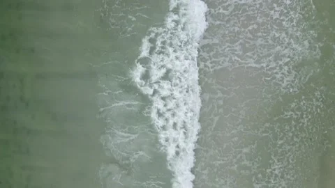 Panning Vertical Shot Of Waves on the Beach Vídeo Stock 161650350