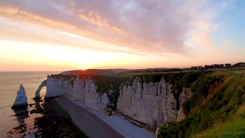 Panning video of the cliffs in etretat during epic sunrise Vídeos de archivo 158606924