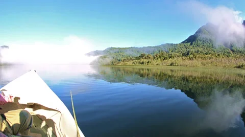 Panning view from a boat of Ceasar Lake in Parque Nacional Corcovado during the 库存影片 34456062