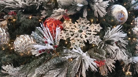 Panning view of the Christmas tree with decorations 库存影片 90106538