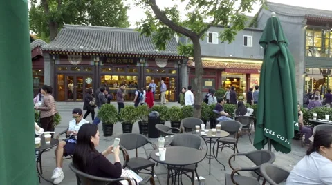 Panning view of customers have cafe at Lotus Market near Houhai Lake Vídeo Stock 64260391