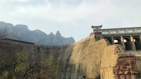 Panning view of the dam built in the mountain Vídeo Stock 91904985