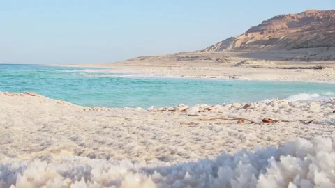 Panning view Dead Sea salt crystals on shoreline in Jordan at sunset with t.. Vídeo Stock 330259959
