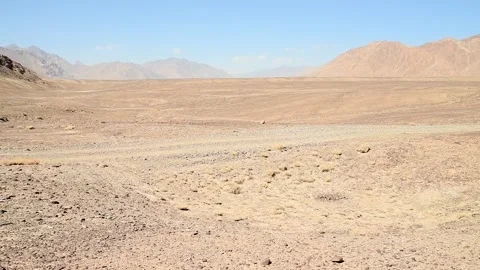 Panning view of deserted mountains landscape and remote gravel road in sunn.. Stock-Footage 281435786
