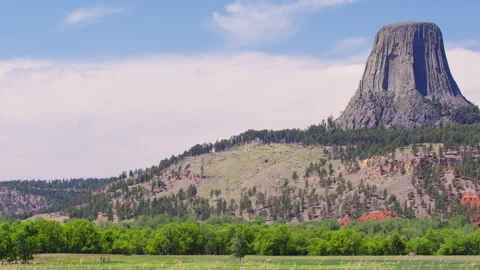 Panning view of Devils Tower in Wyoming as the grass blows Stock-Footage 155600516