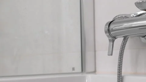 Panning view of a hand touching the handle of a luxurious hotel bathtub Vidéo 208843851