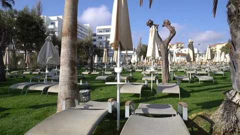 Panning view of a lounge zone of sea resort with chairs and parasols Vidéo 76855937