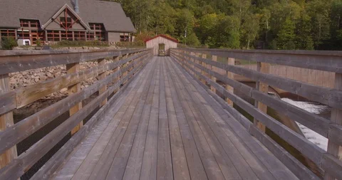Panning view over a footbridge 库存影片 116767397