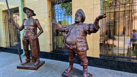Panning View Reveals Bronze Statues of Historical Figures in Tbilisi, Georgia 库存影片 339375722