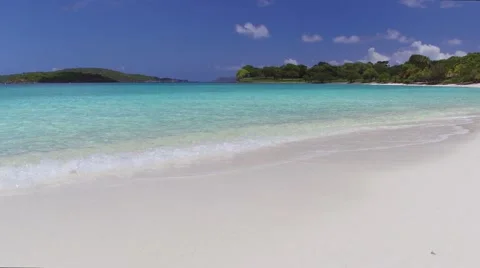 Panning view of Scott Beach, Caneel Bay, St John 库存影片 67335396