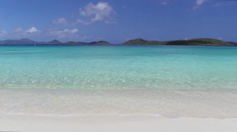 Panning view of Scott Beach, Caneel Bay, St John 库存影片 67335658
