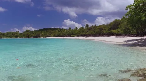 Panning view of Scott Beach, Caneel Bay, St John 库存影片 67335736
